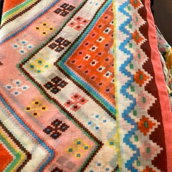 Women’s Beautiful Wrap/Scarf - Picture 2 of 5